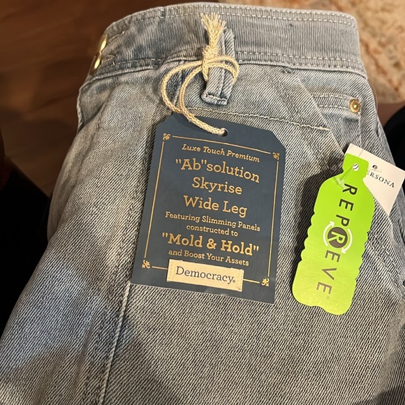 Democracy Luxe Touch Vintage Light Wash Skyrise Wide Leg Jean - Picture 5 of 10